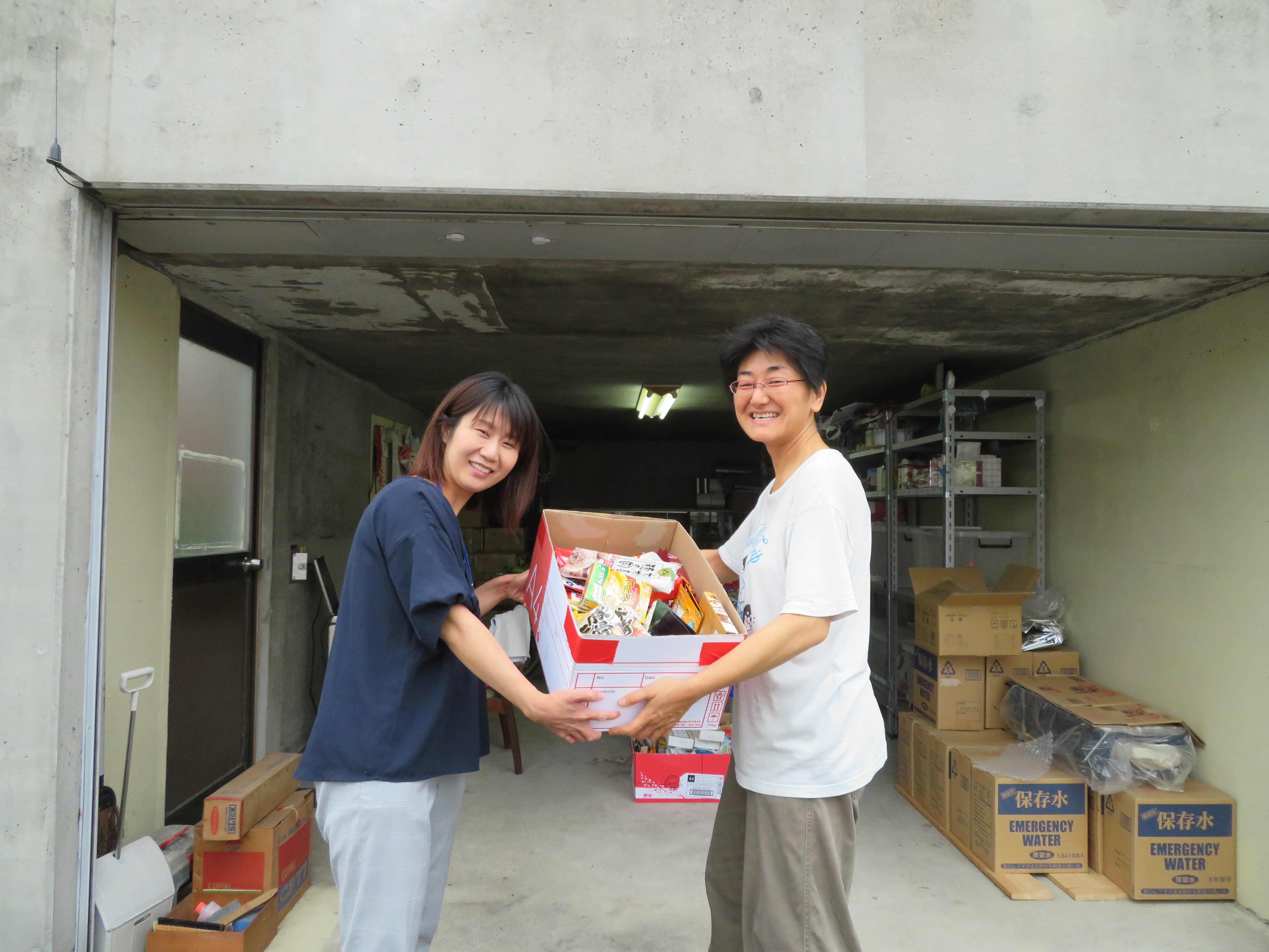 ボランタイム（食品の収集活動）で、市民の方からお預かりした食品をボランティアグループ「フードバンクかすがい」へお届けする様子 (2).JPG